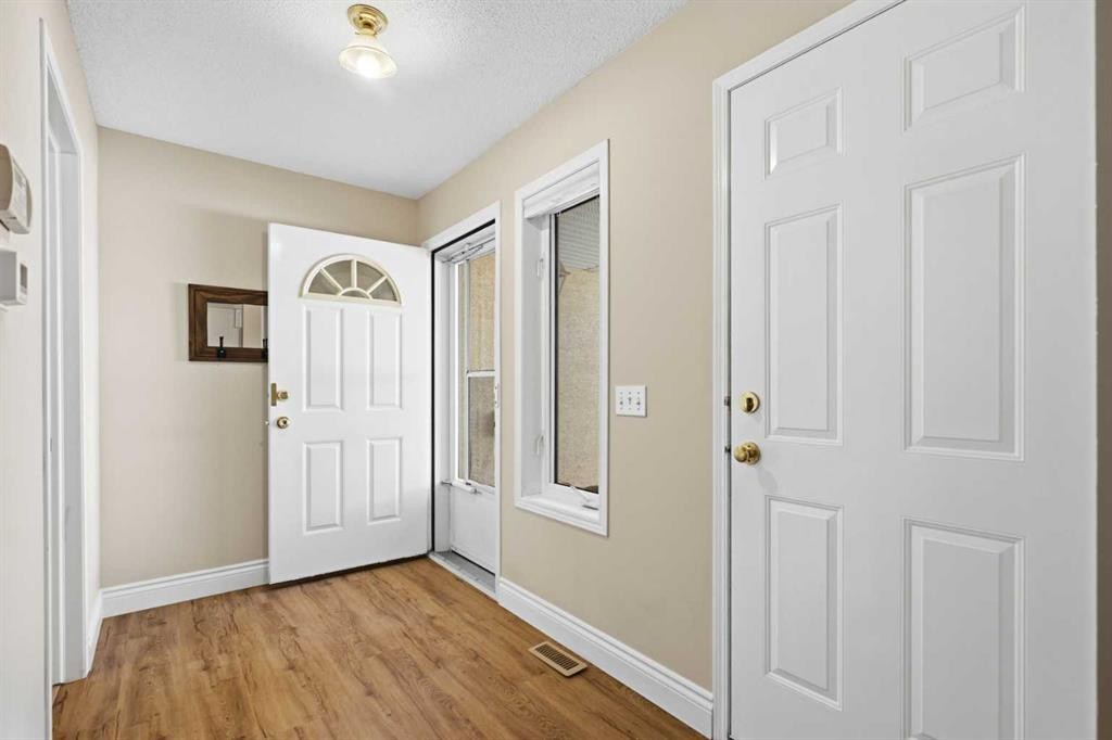 55 Cedarview Mews Sw, Calgary, AB - Indoor Photo Showing Other Room
