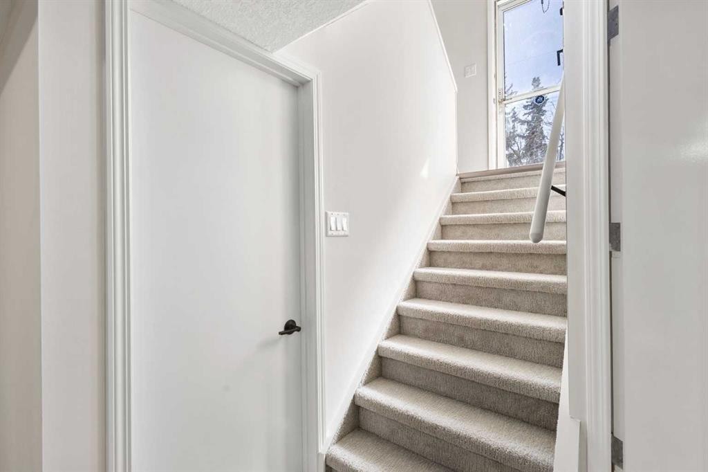 811 Seattle Drive Sw, Calgary, AB