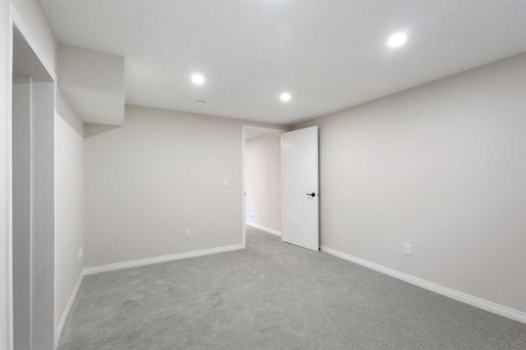 811 Seattle Drive Sw, Calgary, AB