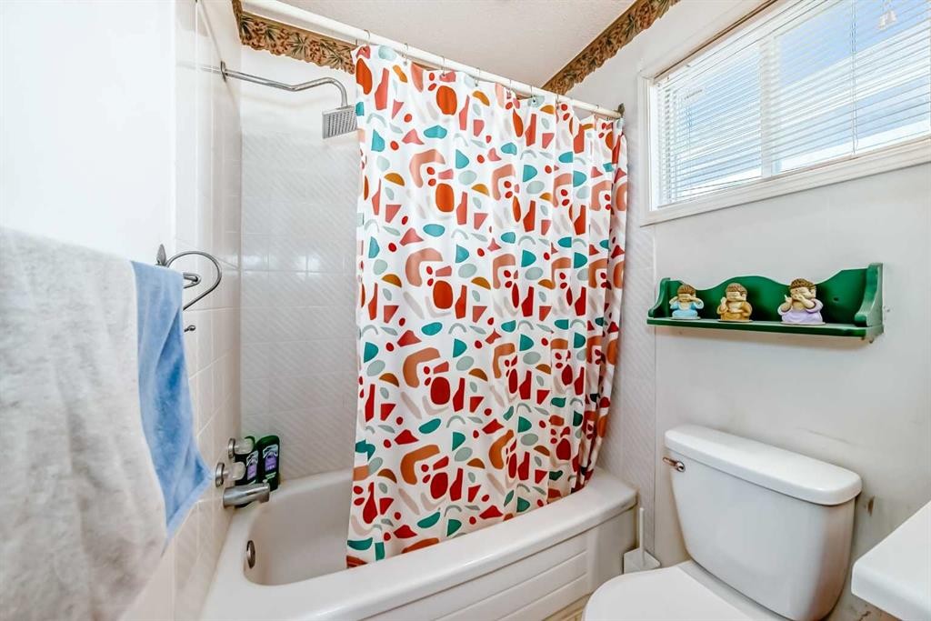 142 Hunterhorn Drive Ne, Calgary, AB - Indoor Photo Showing Bathroom