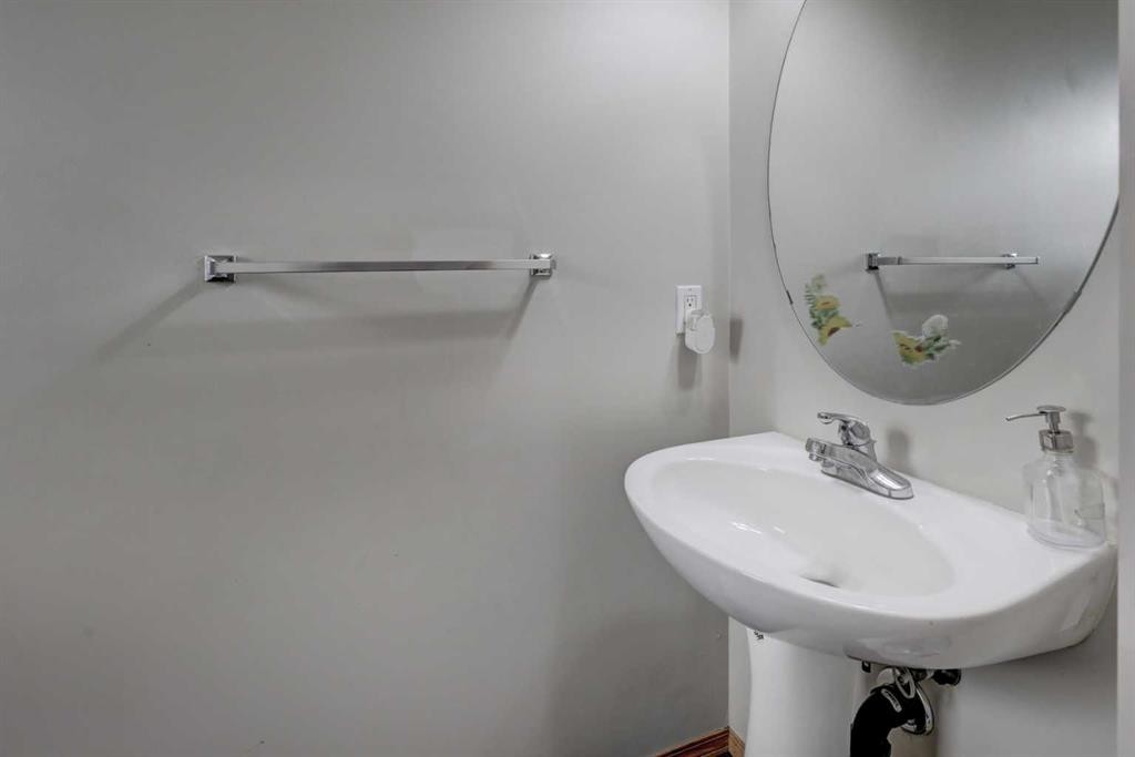 17 Royal Birch Way Nw, Calgary, AB - Indoor Photo Showing Bathroom