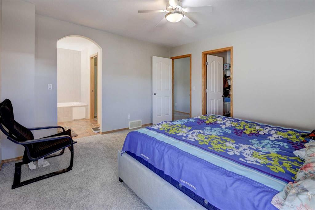 17 Royal Birch Way Nw, Calgary, AB - Indoor Photo Showing Bedroom
