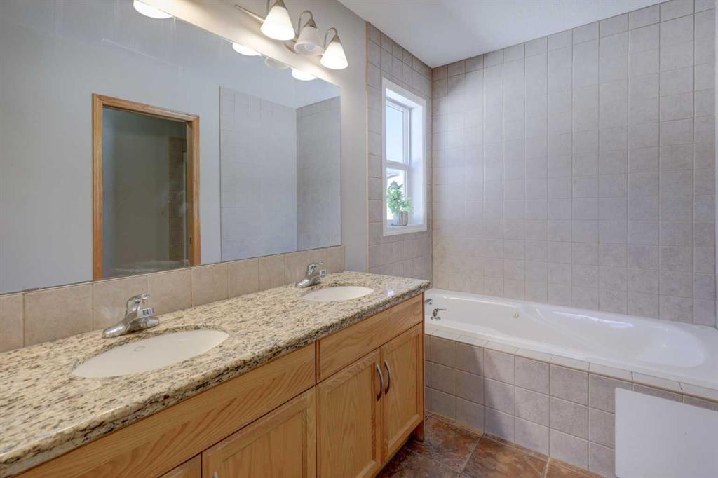 17 Royal Birch Way Nw, Calgary, AB - Indoor Photo Showing Bathroom