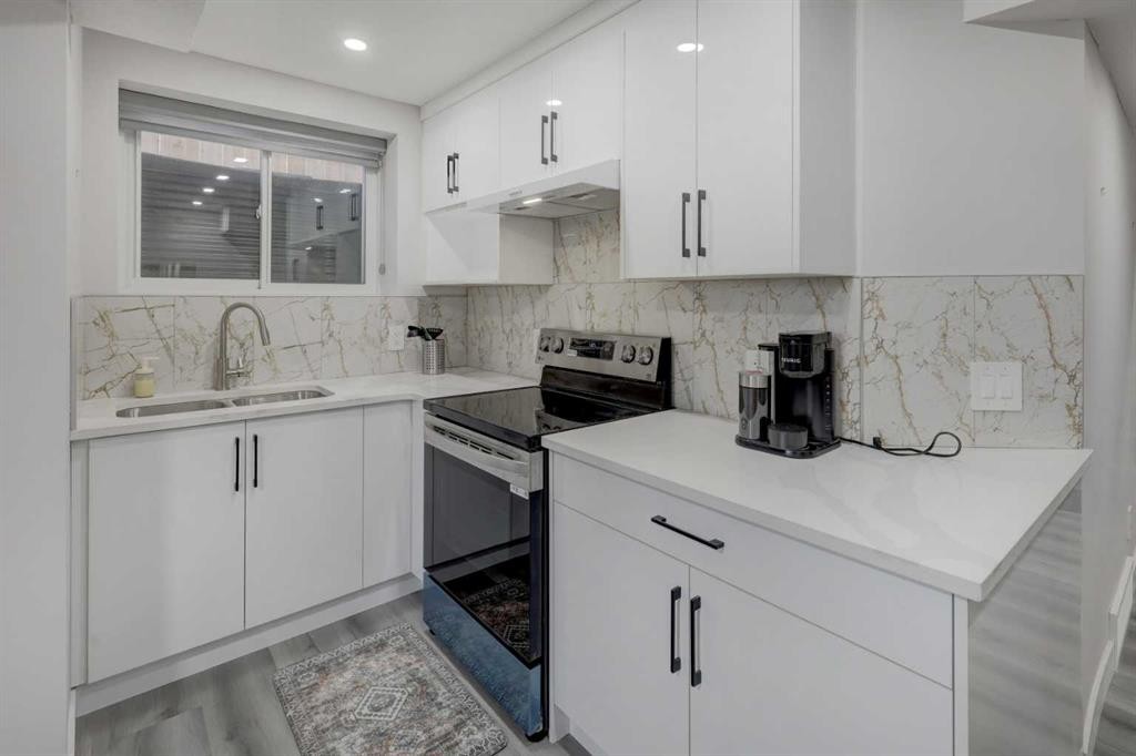 17 Royal Birch Way Nw, Calgary, AB - Indoor Photo Showing Kitchen With Upgraded Kitchen