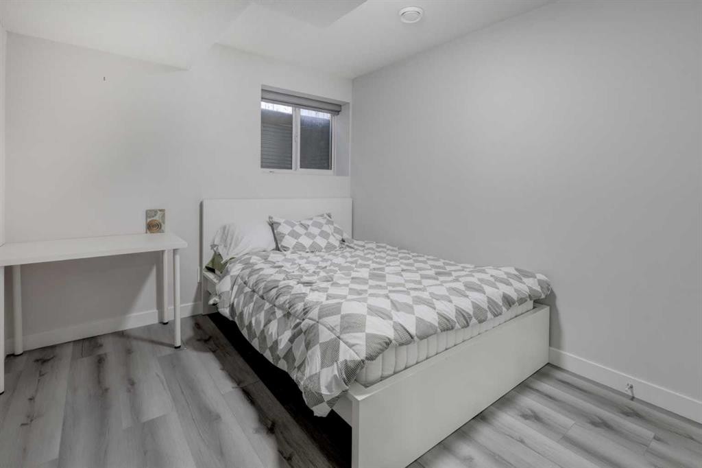 17 Royal Birch Way Nw, Calgary, AB - Indoor Photo Showing Bedroom