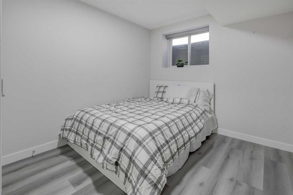17 Royal Birch Way Nw, Calgary, AB - Indoor Photo Showing Bedroom