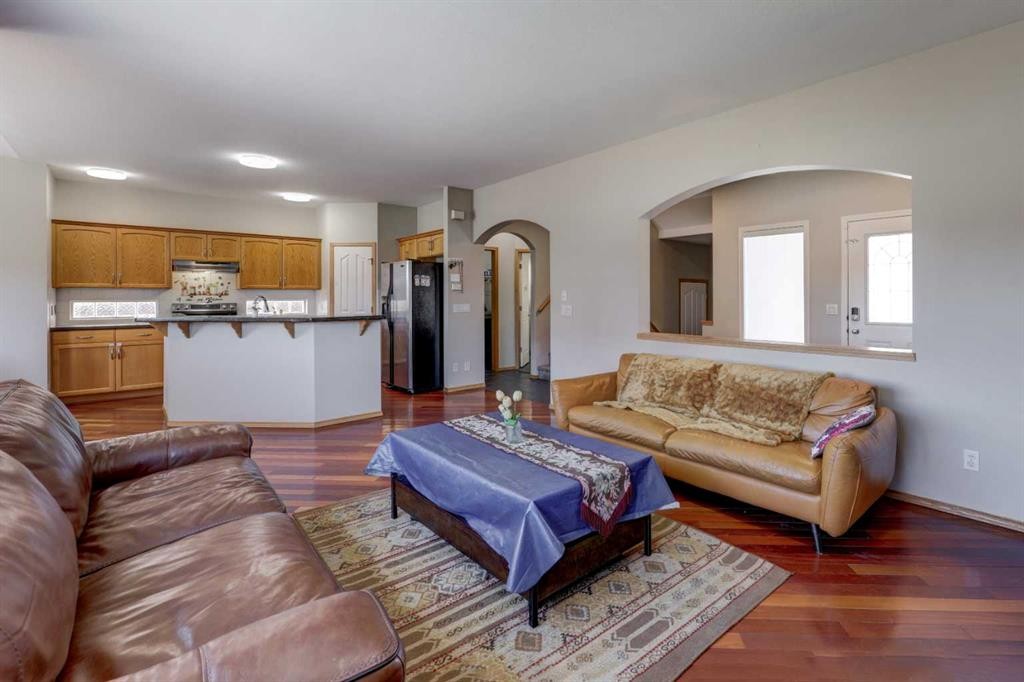 17 Royal Birch Way Nw, Calgary, AB - Indoor Photo Showing Living Room