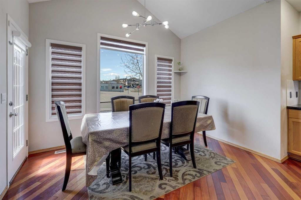 17 Royal Birch Way Nw, Calgary, AB - Indoor Photo Showing Dining Room