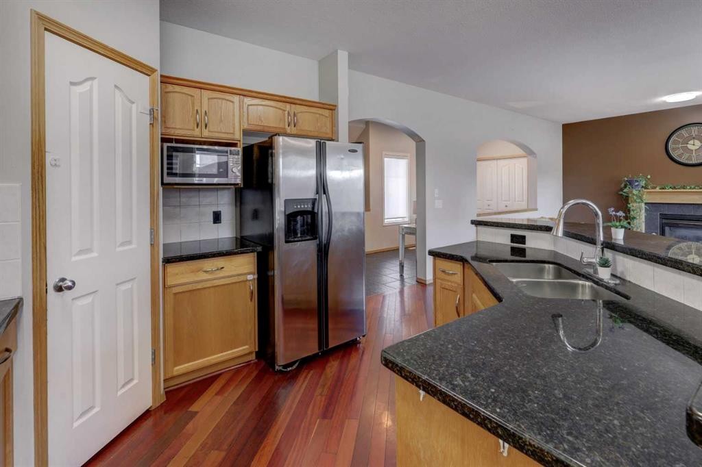 17 Royal Birch Way Nw, Calgary, AB - Indoor Photo Showing Kitchen With Double Sink