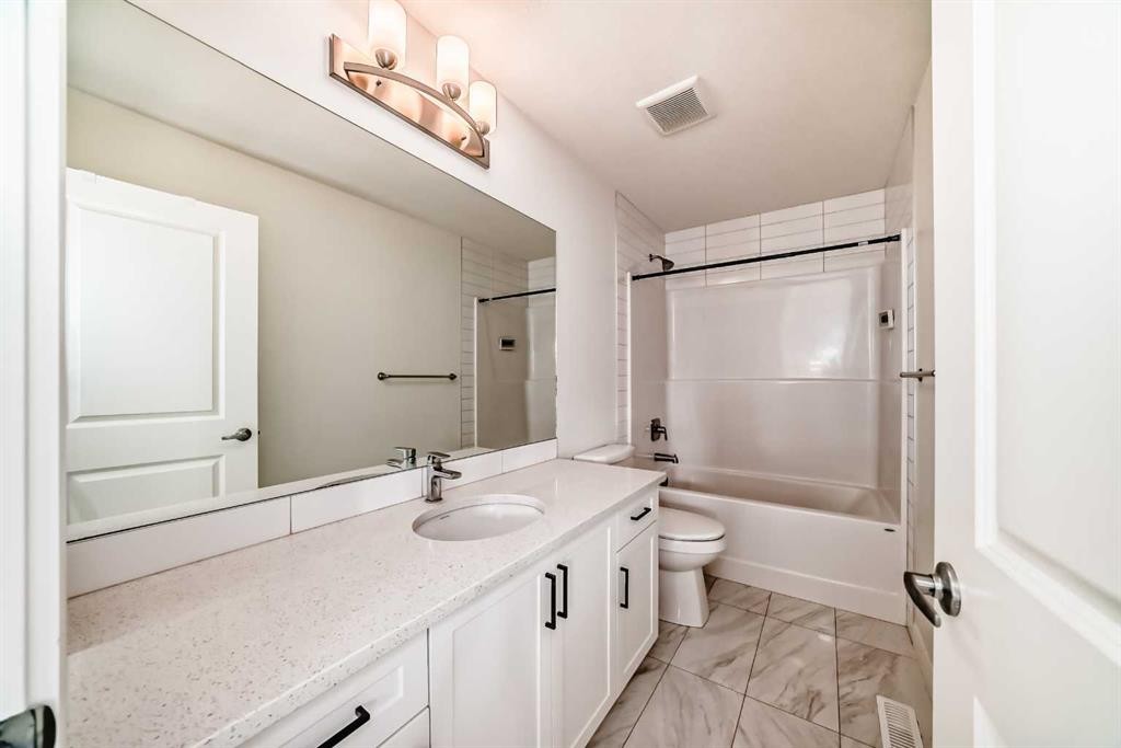 84 Evansfield Close Nw, Calgary, AB - Indoor Photo Showing Bathroom