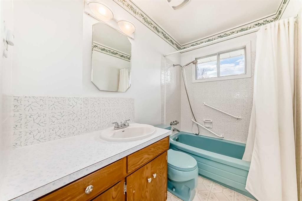 8315 Bowness Road Nw, Calgary, AB - Indoor Photo Showing Bathroom