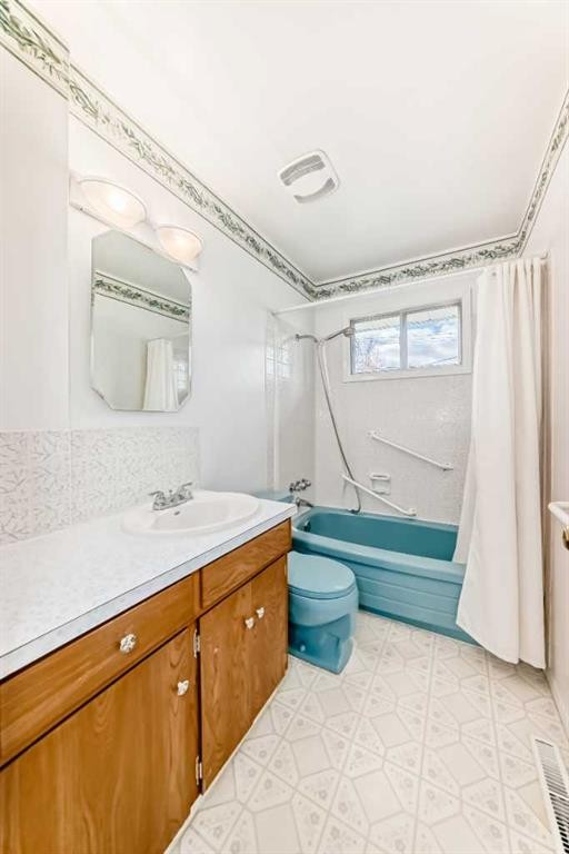 8315 Bowness Road Nw, Calgary, AB - Indoor Photo Showing Bathroom