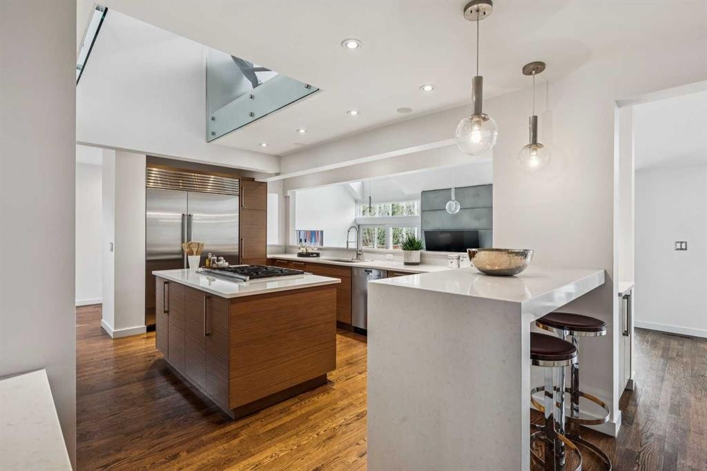 3905 Edison Crescent Sw, Calgary, AB - Indoor Photo Showing Kitchen With Upgraded Kitchen