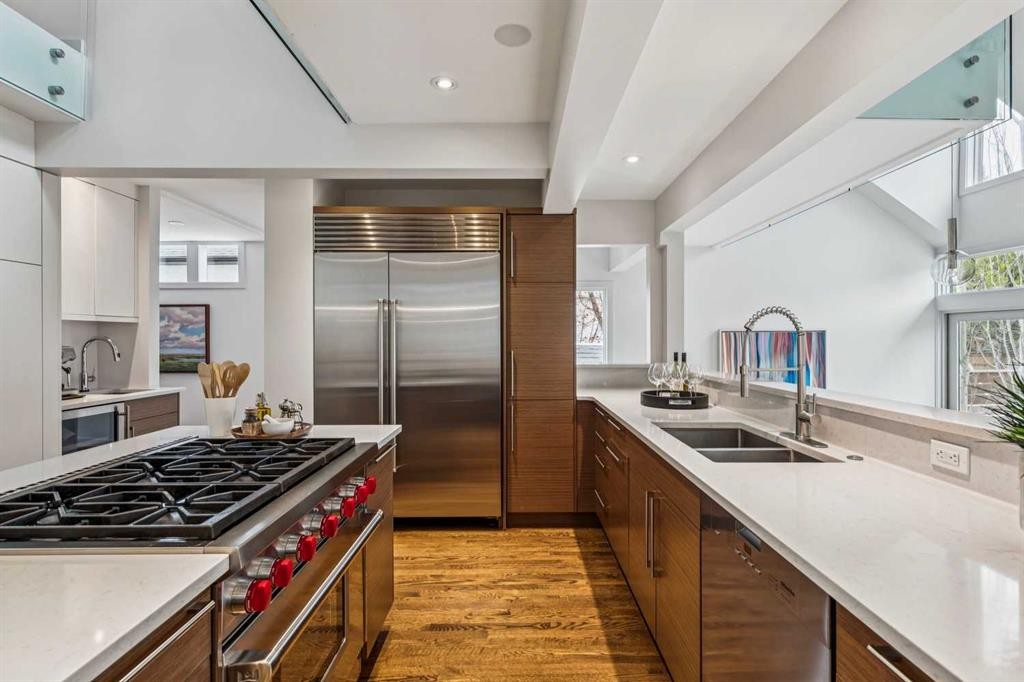 3905 Edison Crescent Sw, Calgary, AB - Indoor Photo Showing Kitchen With Double Sink With Upgraded Kitchen