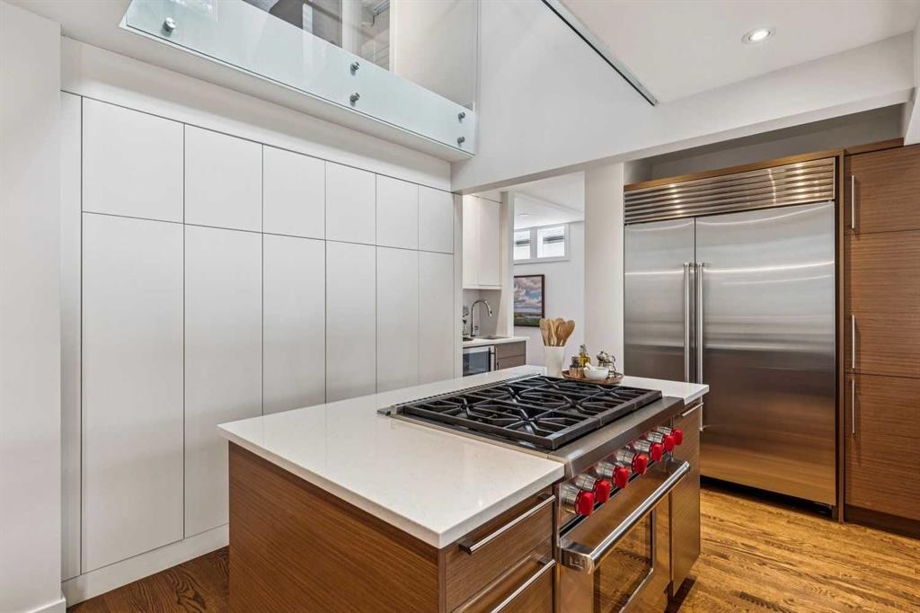 3905 Edison Crescent Sw, Calgary, AB - Indoor Photo Showing Kitchen With Upgraded Kitchen