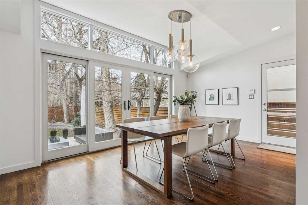 3905 Edison Crescent Sw, Calgary, AB - Indoor Photo Showing Dining Room