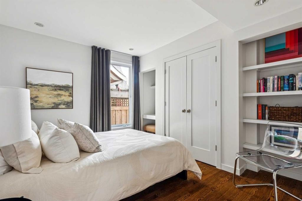 3905 Edison Crescent Sw, Calgary, AB - Indoor Photo Showing Bedroom