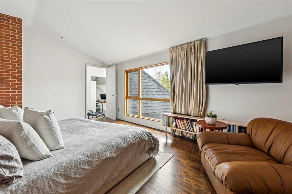 3905 Edison Crescent Sw, Calgary, AB - Indoor Photo Showing Bedroom