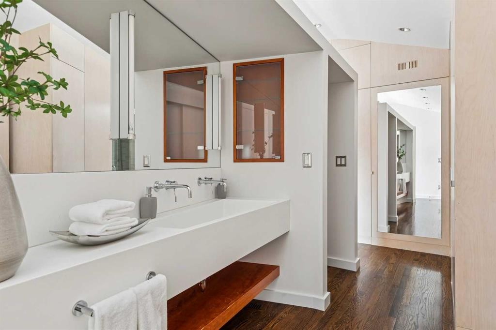 3905 Edison Crescent Sw, Calgary, AB - Indoor Photo Showing Bathroom