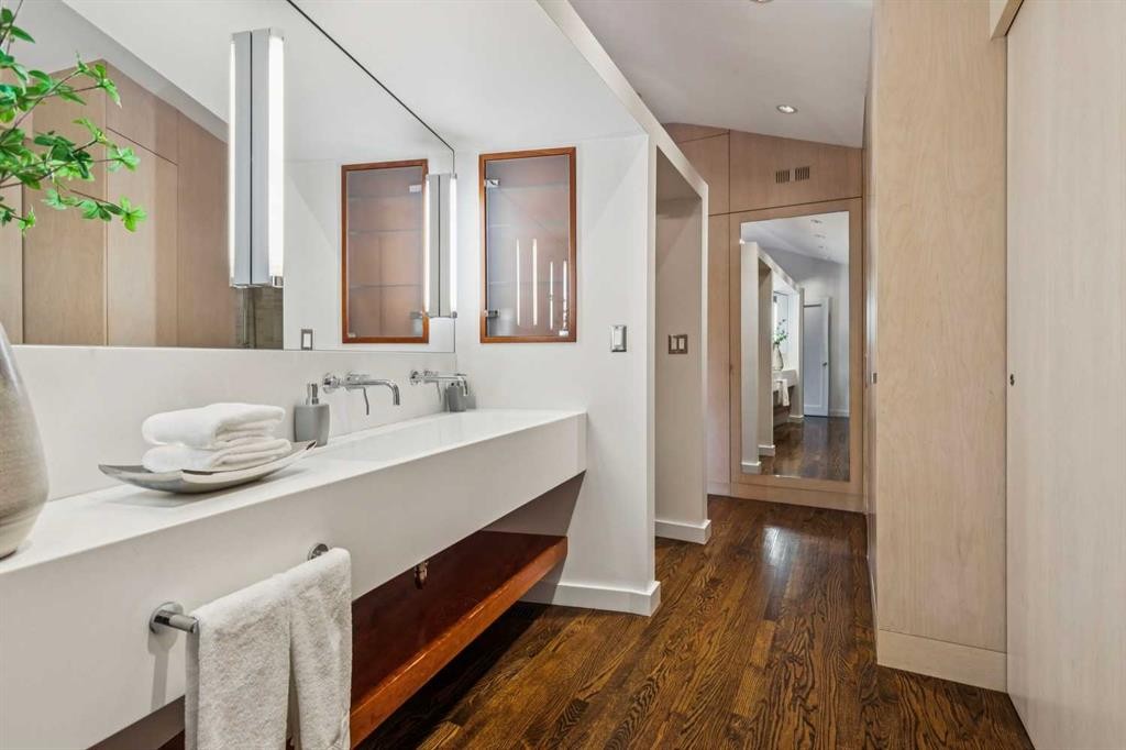 3905 Edison Crescent Sw, Calgary, AB - Indoor Photo Showing Bathroom