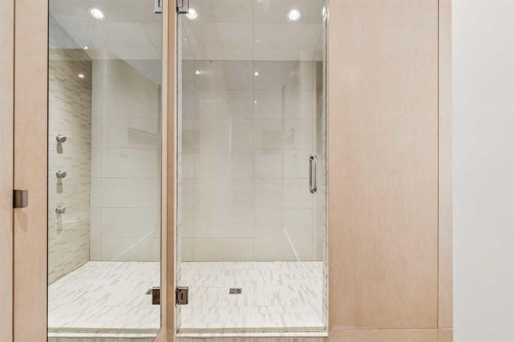 3905 Edison Crescent Sw, Calgary, AB - Indoor Photo Showing Bathroom