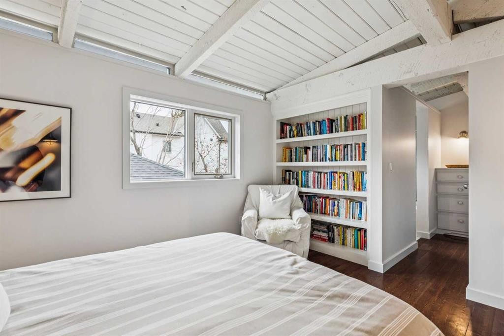 3905 Edison Crescent Sw, Calgary, AB - Indoor Photo Showing Bedroom