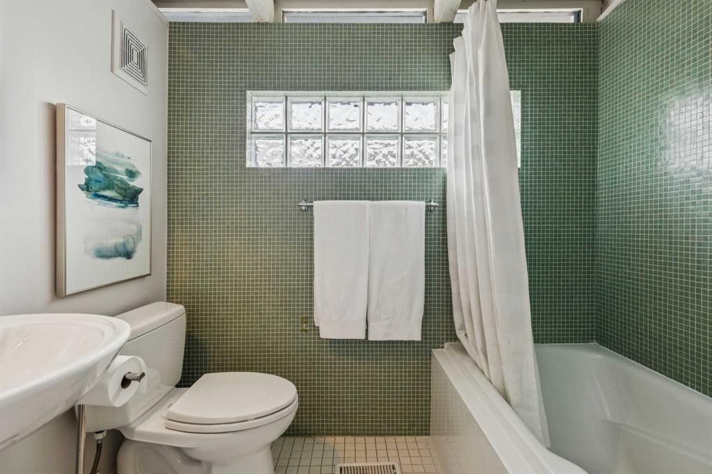 3905 Edison Crescent Sw, Calgary, AB - Indoor Photo Showing Bathroom