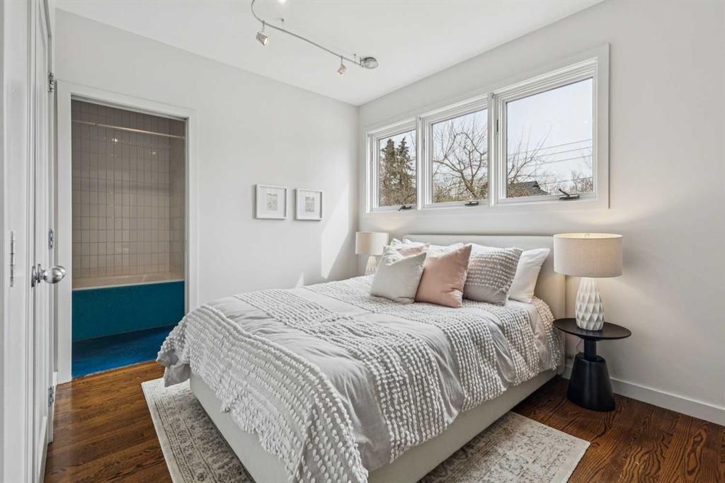 3905 Edison Crescent Sw, Calgary, AB - Indoor Photo Showing Bedroom