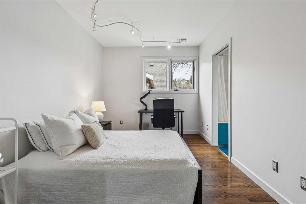 3905 Edison Crescent Sw, Calgary, AB - Indoor Photo Showing Bedroom