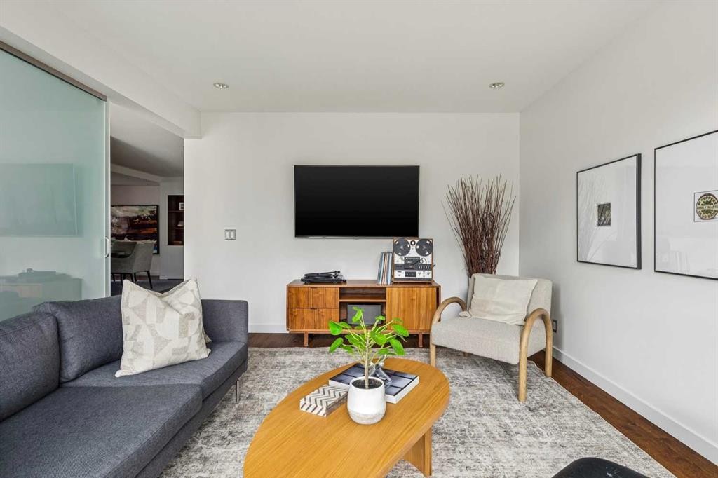 3905 Edison Crescent Sw, Calgary, AB - Indoor Photo Showing Living Room