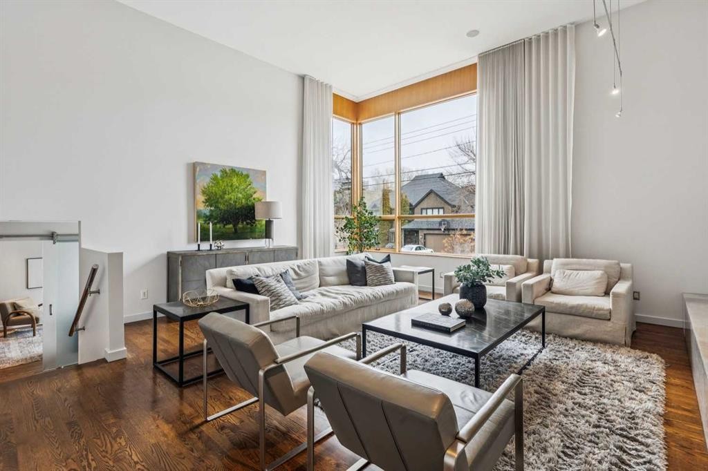 3905 Edison Crescent Sw, Calgary, AB - Indoor Photo Showing Living Room