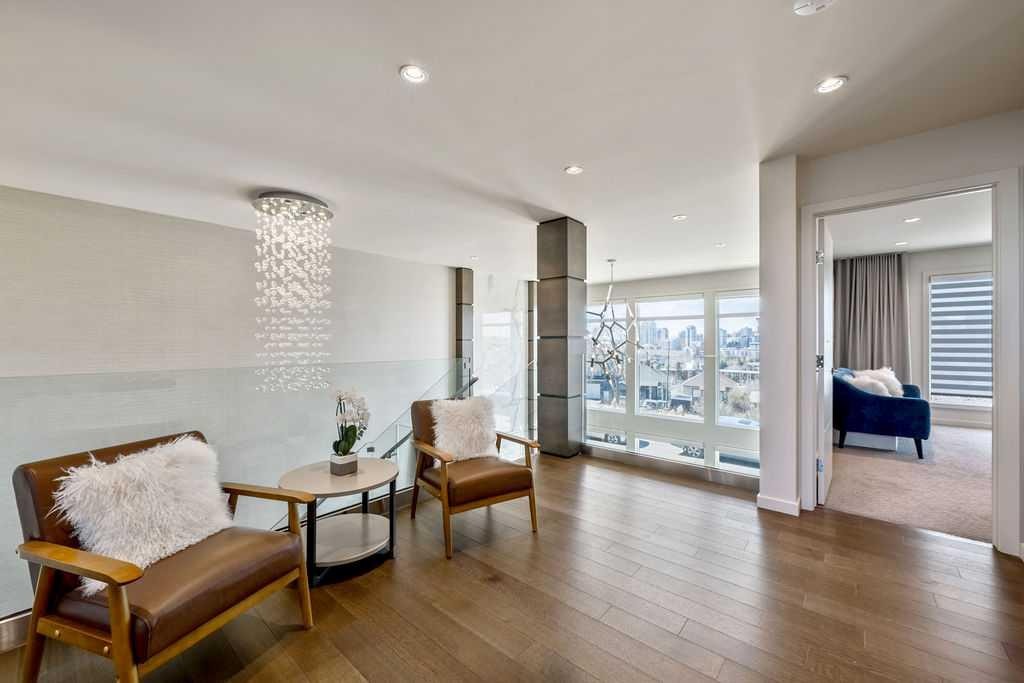 122 13 Street Ne, Calgary, AB - Indoor