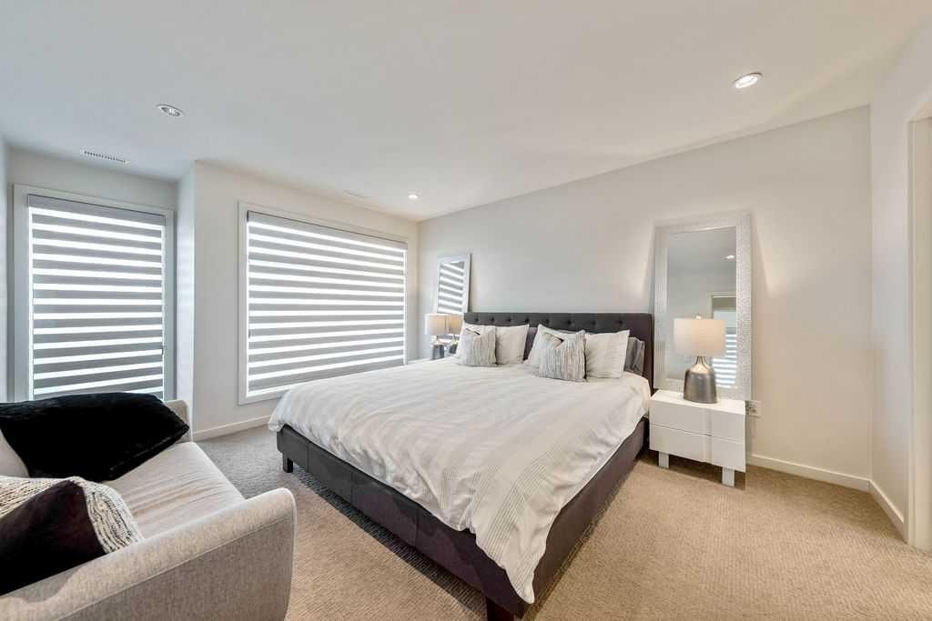 122 13 Street Ne, Calgary, AB - Indoor Photo Showing Bedroom
