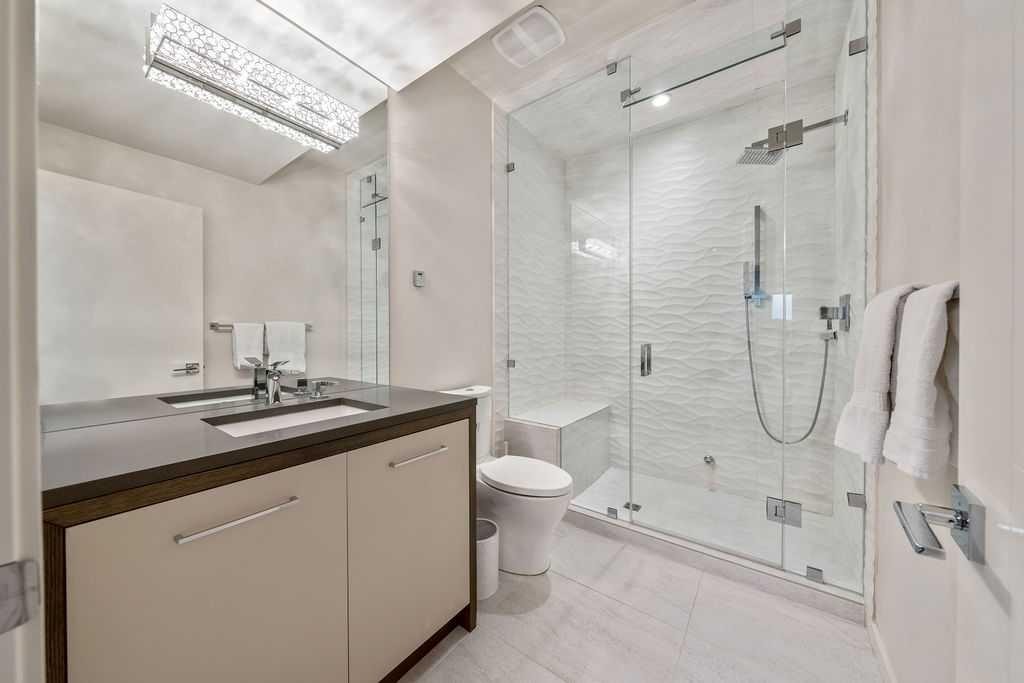 122 13 Street Ne, Calgary, AB - Indoor Photo Showing Bathroom