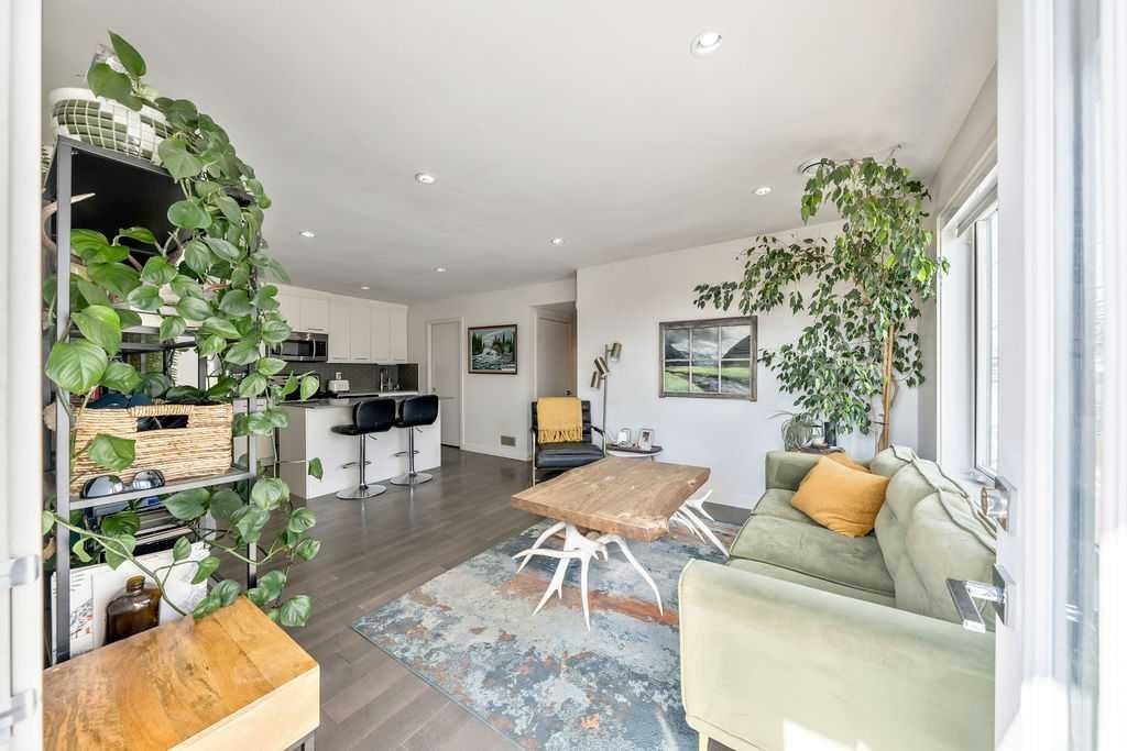 122 13 Street Ne, Calgary, AB - Indoor Photo Showing Living Room