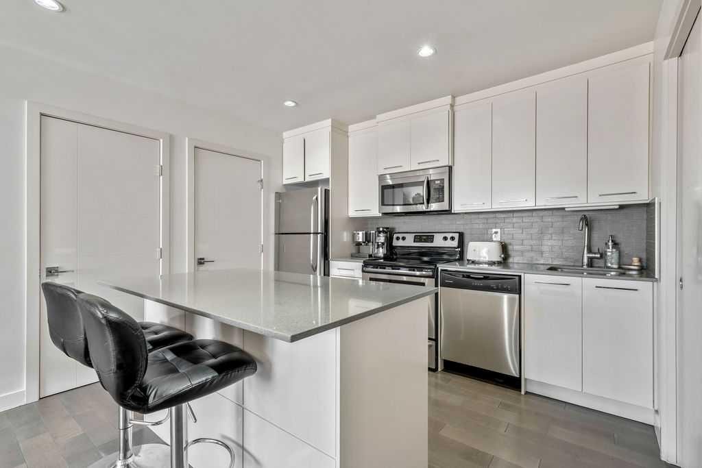 122 13 Street Ne, Calgary, AB - Indoor Photo Showing Kitchen With Upgraded Kitchen