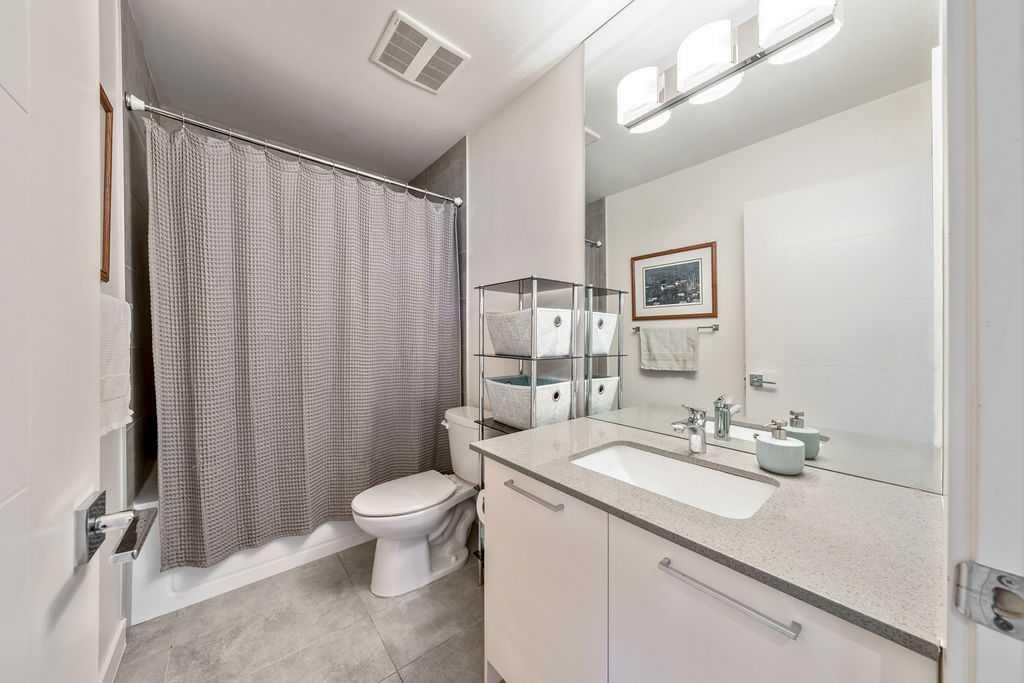 122 13 Street Ne, Calgary, AB - Indoor Photo Showing Bathroom