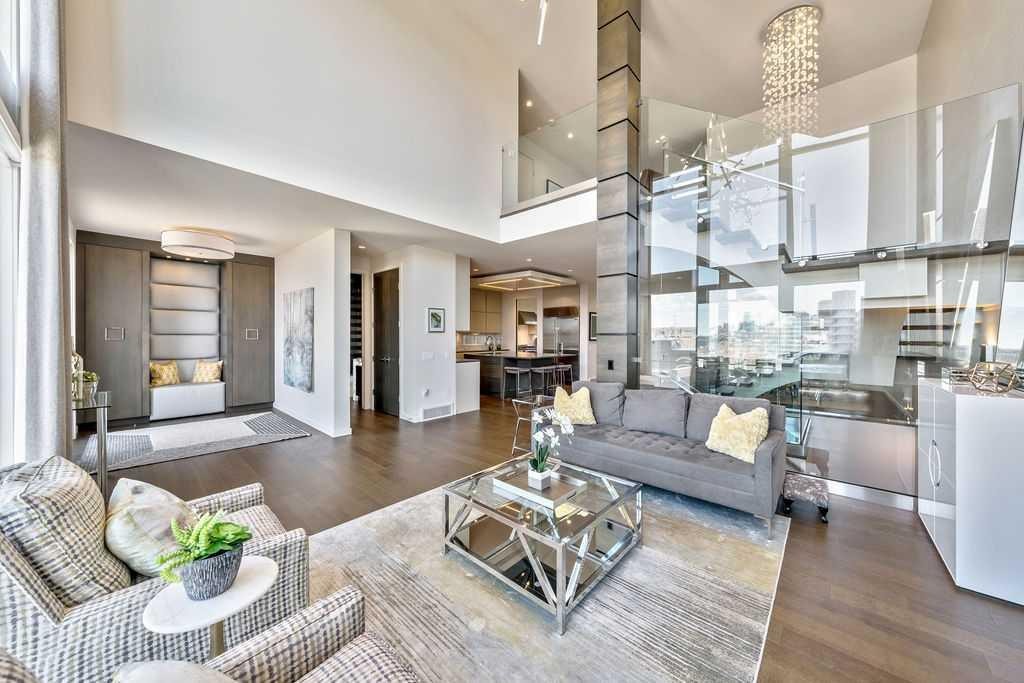 122 13 Street Ne, Calgary, AB - Indoor Photo Showing Living Room