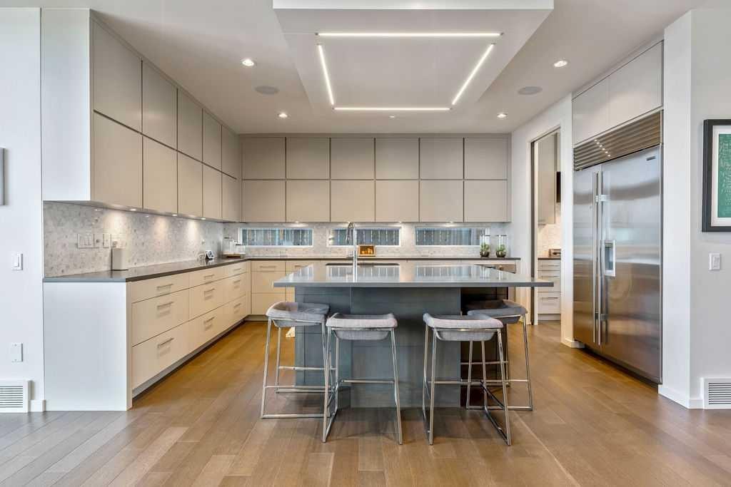 122 13 Street Ne, Calgary, AB - Indoor Photo Showing Kitchen With Upgraded Kitchen