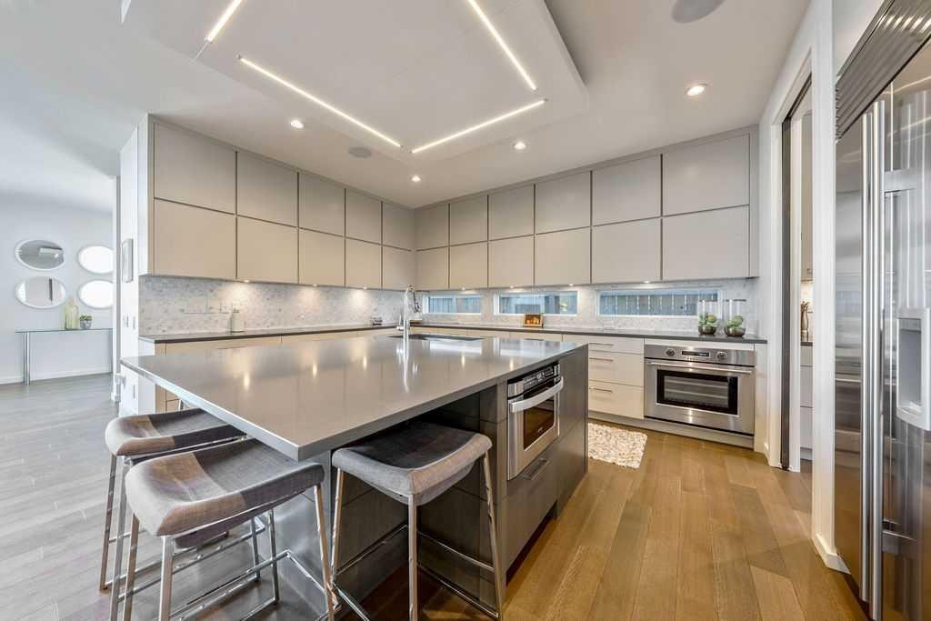 122 13 Street Ne, Calgary, AB - Indoor Photo Showing Kitchen With Upgraded Kitchen