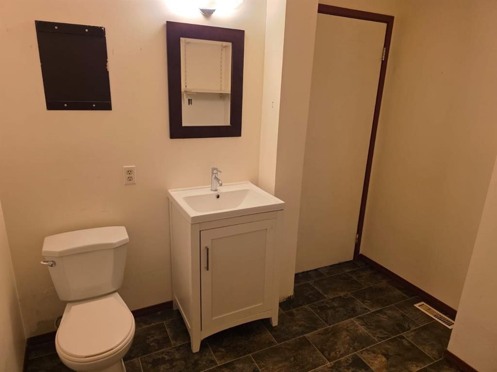 2-705 23 Street, Didsbury, AB - Indoor Photo Showing Bathroom
