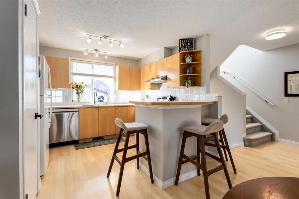 488 Prestwick Circle Se, Calgary, AB - Indoor Photo Showing Kitchen