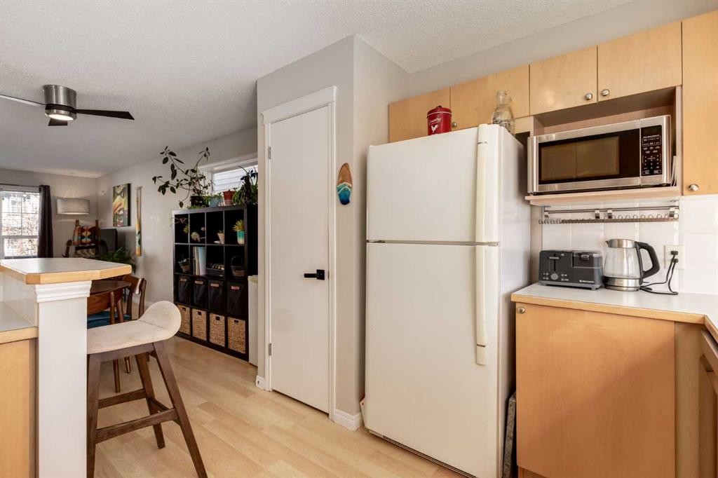 488 Prestwick Circle Se, Calgary, AB - Indoor Photo Showing Kitchen