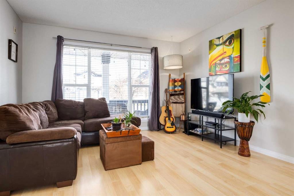 488 Prestwick Circle Se, Calgary, AB - Indoor Photo Showing Living Room