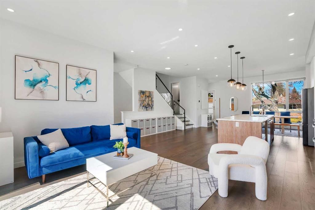 947 31 Avenue Nw, Calgary, AB - Indoor Photo Showing Living Room