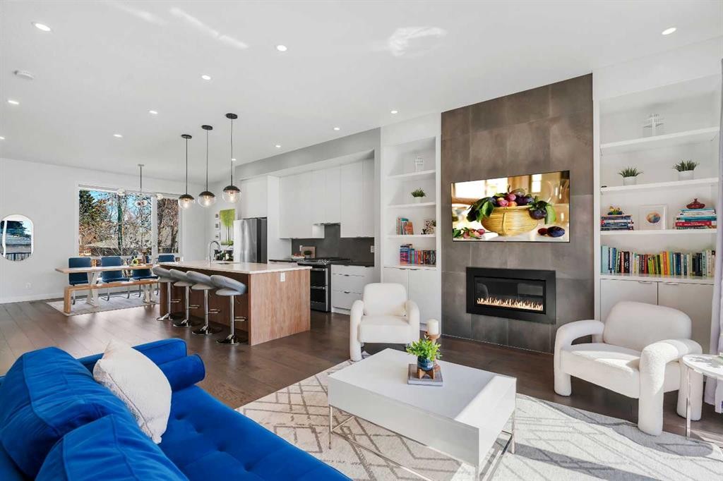 947 31 Avenue Nw, Calgary, AB - Indoor Photo Showing Living Room With Fireplace