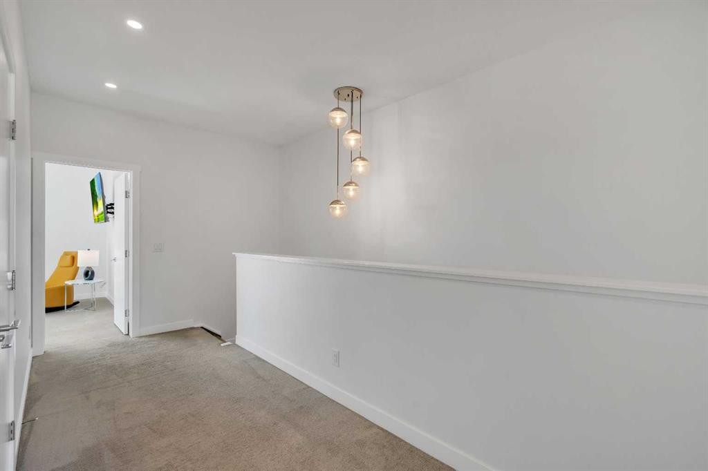 947 31 Avenue Nw, Calgary, AB - Indoor Photo Showing Other Room