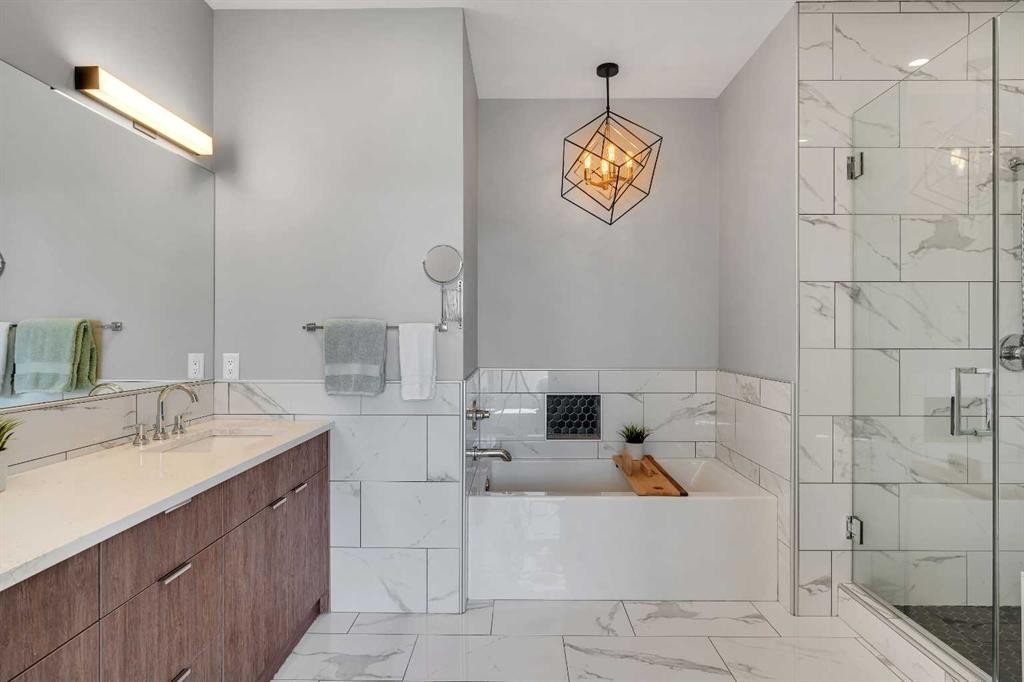 947 31 Avenue Nw, Calgary, AB - Indoor Photo Showing Bathroom