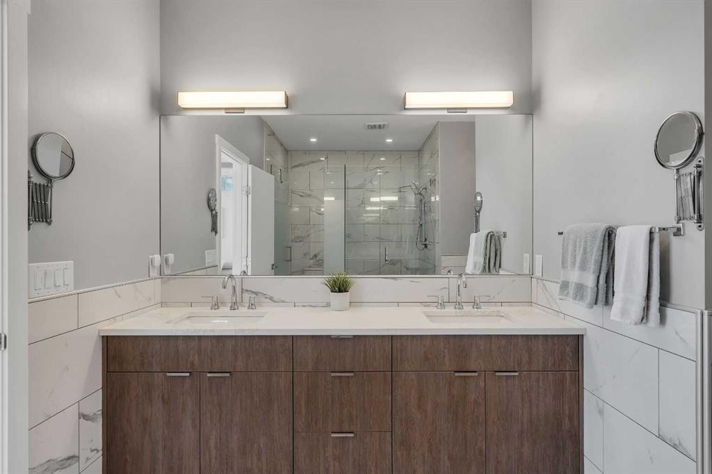 947 31 Avenue Nw, Calgary, AB - Indoor Photo Showing Bathroom