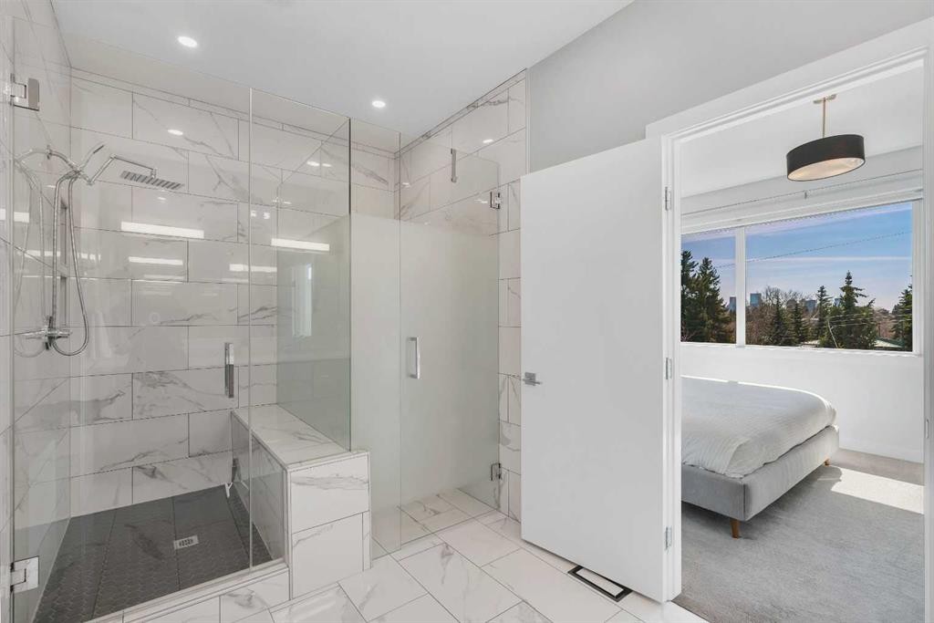 947 31 Avenue Nw, Calgary, AB - Indoor Photo Showing Bathroom